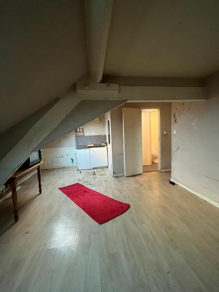 Séjour du T2 sous combles, rue du Prieuré, avant travaux